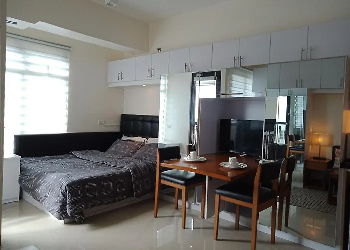 Mabolo Garden Flat A3 Free Rooftop Pool, Short Walk Ayala Mall 3*