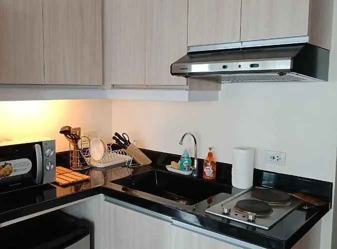 Mabolo Garden Flat A3 Free Rooftop Pool, Short Walk Ayala Mall 3*